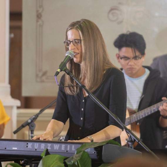 Kimberly and Isaiah perform with the Called Higher Worship Band at the 2021 Buggy Bunch Banquet